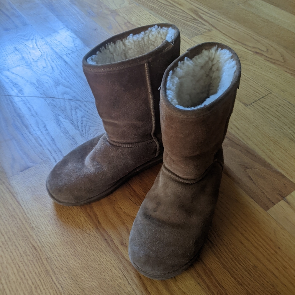 Bearpaw boots size size 8 womens